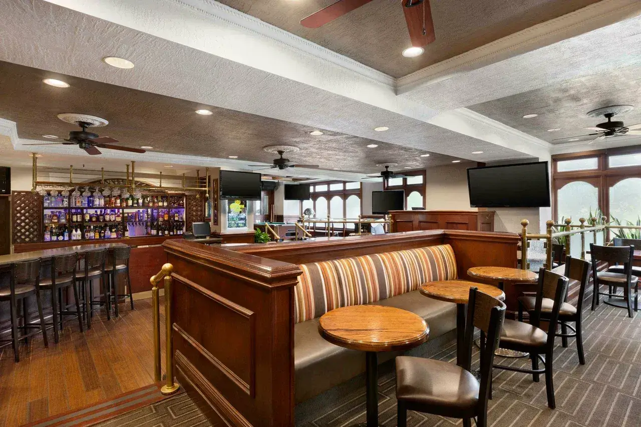hilton embassy suites grapevine lounge area