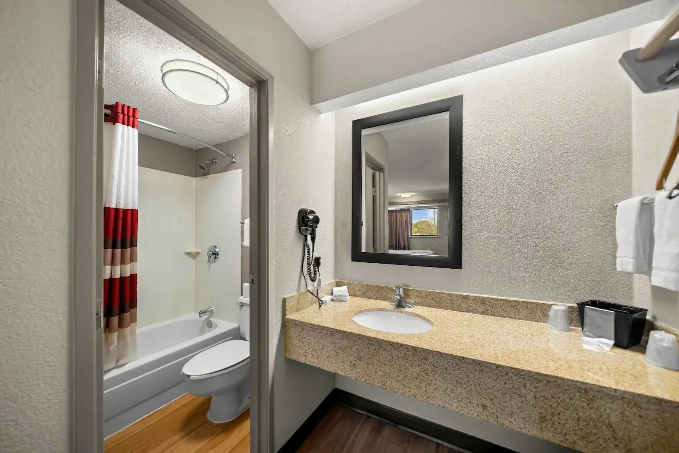 Red Roof Inn Dallas, DFW Airport North bathroom view
